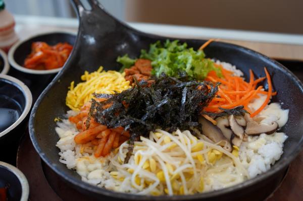 Imsil cheese cheolpan bibimbap served at Osu Service Area (Lee Si-jin/The Korea Herald)