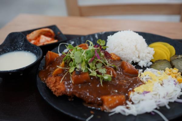 Apple pork cutlet at Chungju Service Area (Lee Si-jin/The Korea Herald)